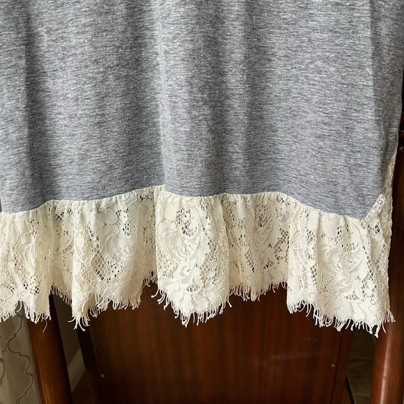 Umgee size small gray lace blouse top three-quarter sleeve V-neck - Picture 5 of 9